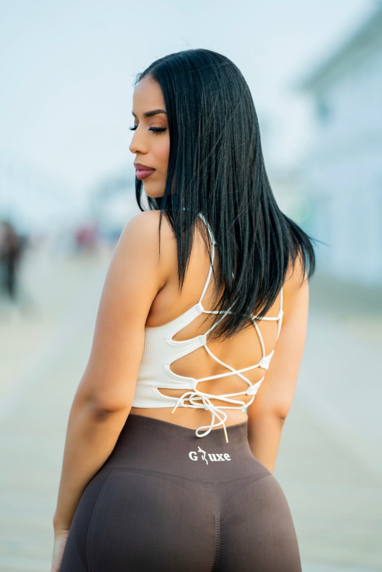 SCRUNCH SHORTS - MOCHA