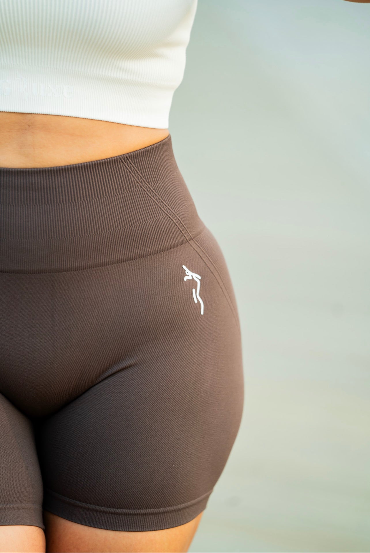 SCRUNCH SHORTS - MOCHA