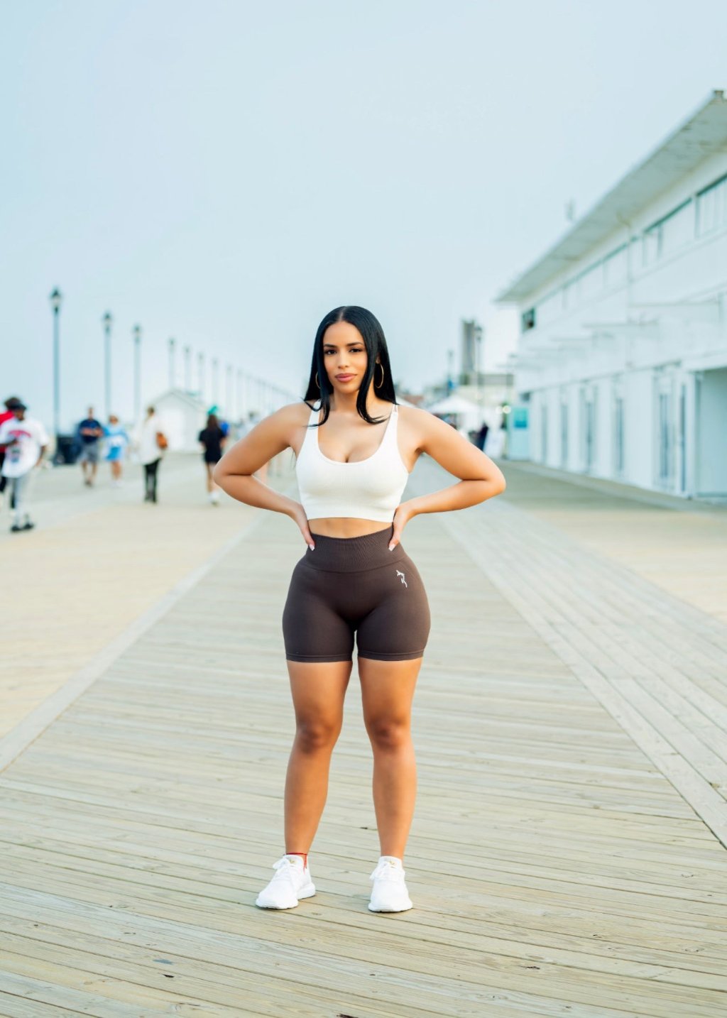 SCRUNCH SHORTS - MOCHA