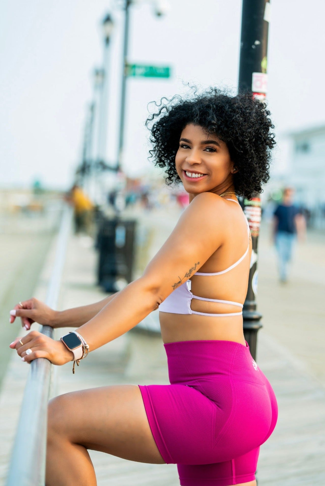 SCRUNCH SHORTS - MAGENTA